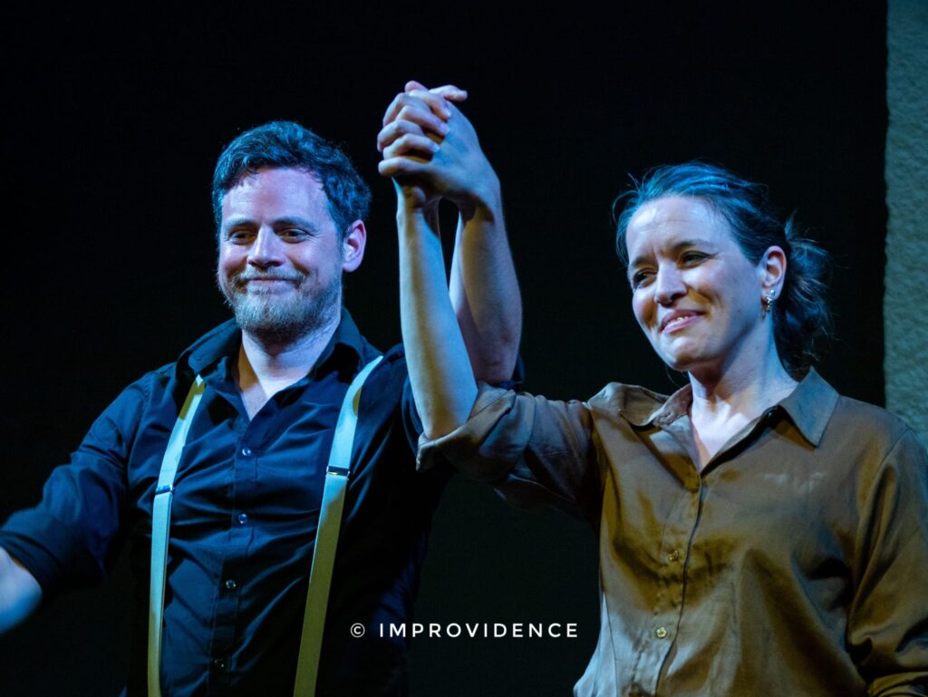 Rebecca Matosin et Fred Pittet saluent le public à l'issue d'un spectacle de théâtre spontané de la Compagnie RED.